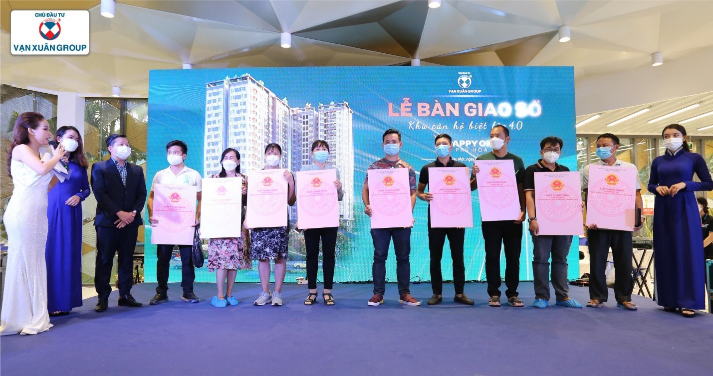 Với tôn chỉ hoạt động luôn đảm bảo lợi ích tốt nhất cho khách hàng, chỉ sau 6 tháng nhận nhà, Vạn Xuân Group đã bàn giao giấy chứng nhận cho cư dân - bảo chứng pháp lý chắc chắn của dự án Happy One Phú Hòa.